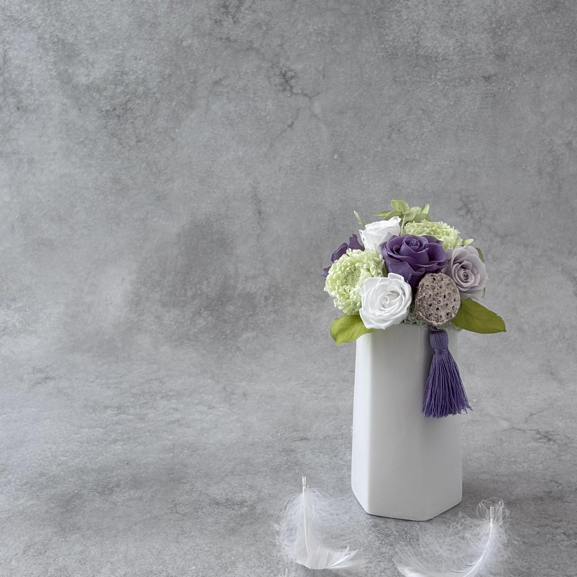 ふと添えるやさしさ｜深紫をかこむ淡色花