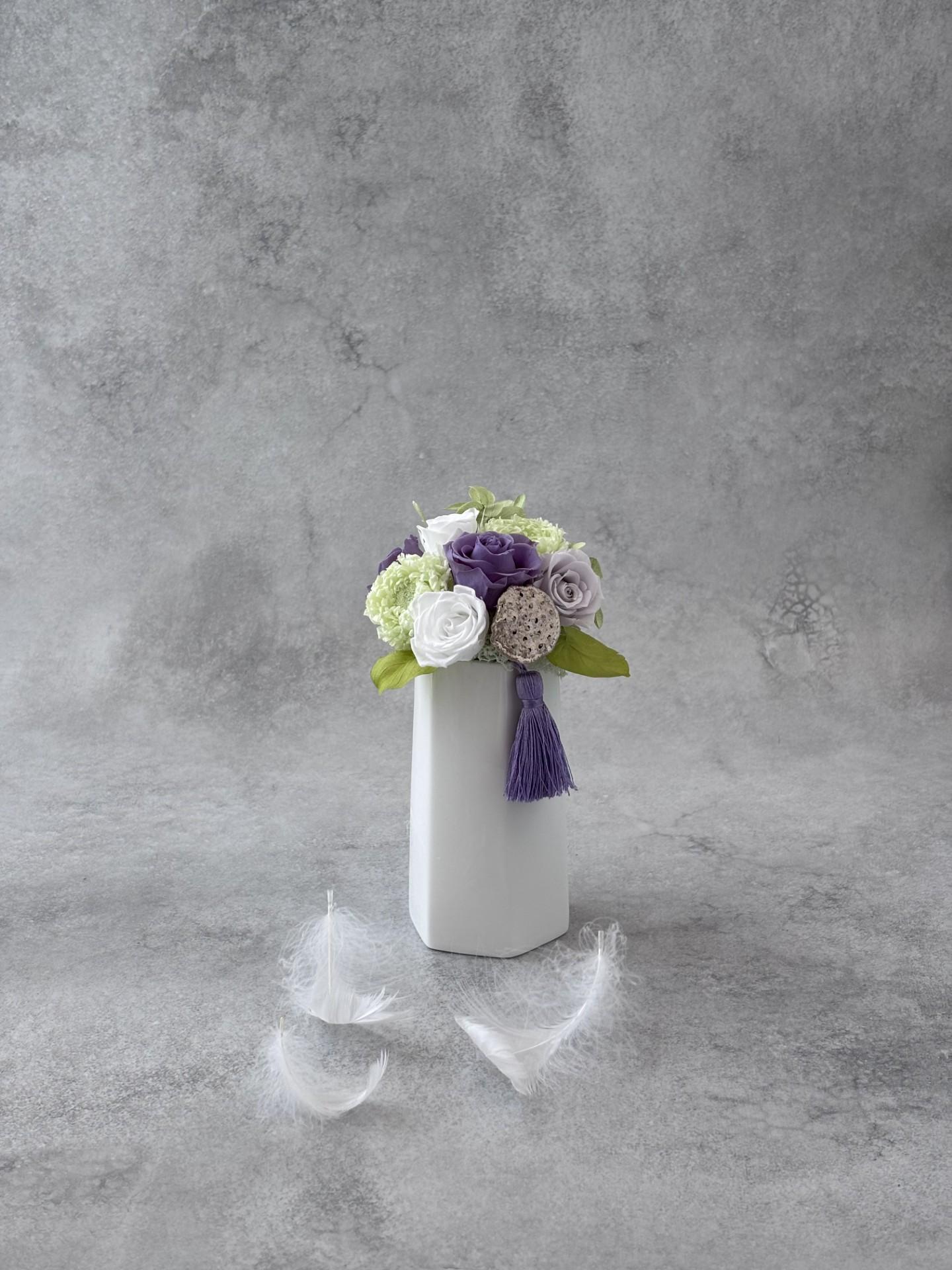 ふと添えるやさしさ｜深紫をかこむ淡色花 | 2枚目