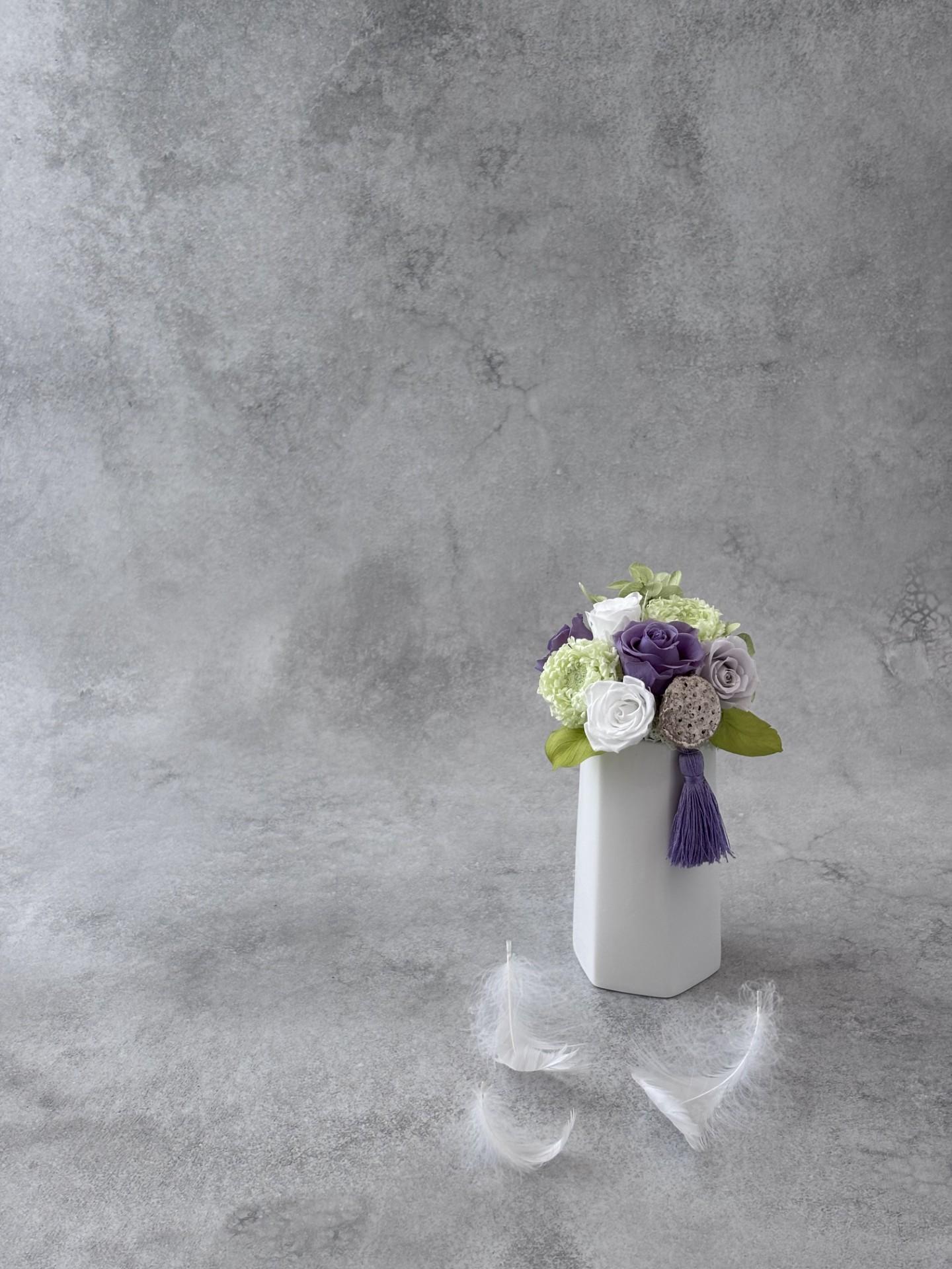 ふと添えるやさしさ｜深紫をかこむ淡色花 | 4枚目